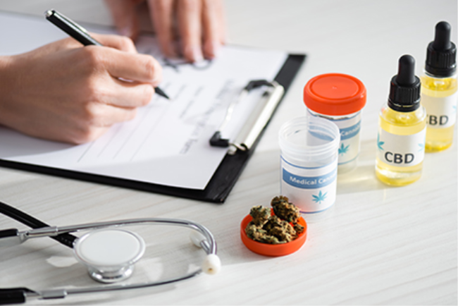 רופא מפיק מרשם לקנאביס רפואי